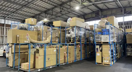 Piezas de automoción en almacén para exportación desde Japón